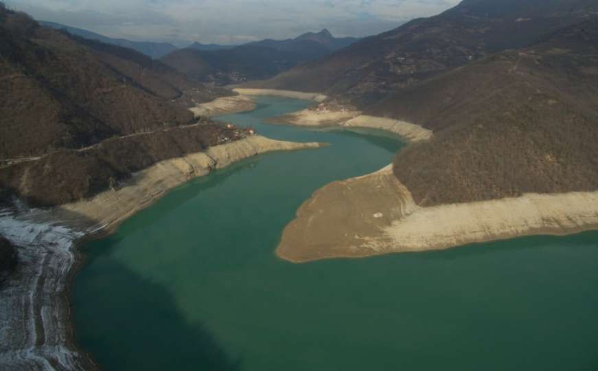 Kada se voda povuče: Fascinantni 4K snimak Jablaničkog jezera iz zraka