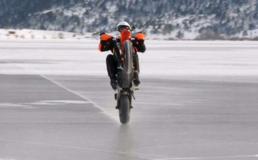 Zimske radosti: Akrobacije na motociklu po zaleđenom Blidinjskom jezeru