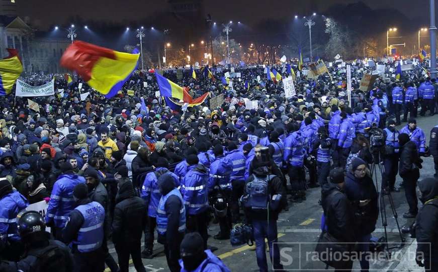 Demonstranti u Bukureštu slave: Premijer potvrdio povlačenje sporne odluke!