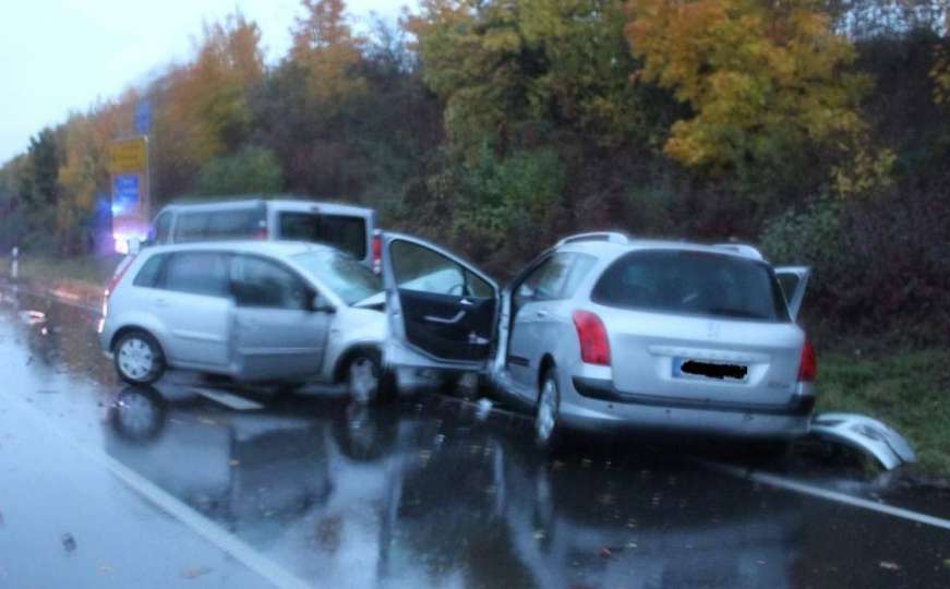 Ispred tunela Ivan: Sudar tri vozila, šestero povrijeđenih