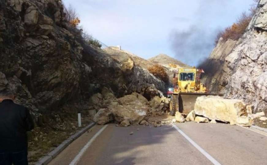 Veći dio stijene pao na cestu: Blokiran jedan od izlaza iz BiH u Crnu Goru