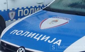 Policijske službenike napao sjekirom