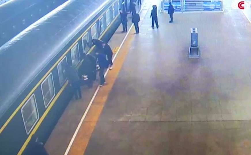 Spas u posljednji čas: Djevojčica upala u procijep između voza i perona