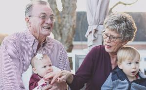 Vladin projekat: Nane će od sada za čuvanje unuka dobijati platu