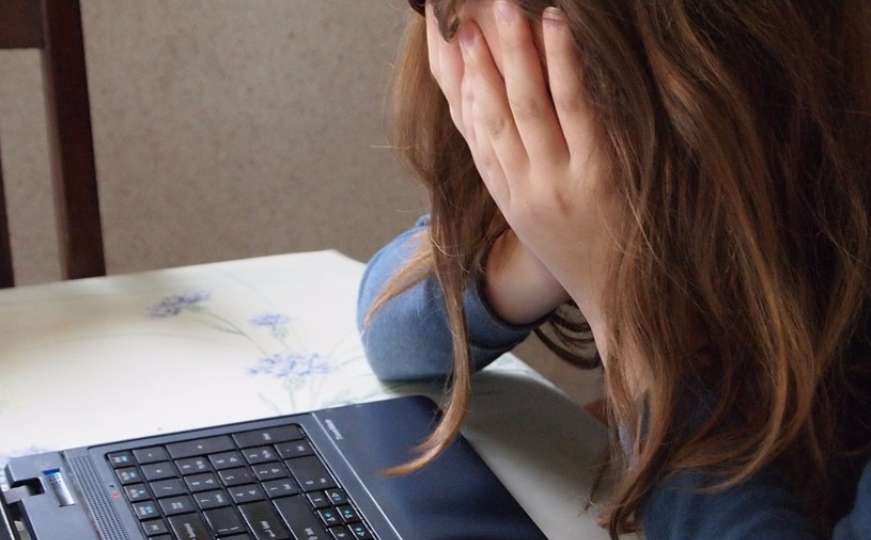 Kako prepoznati da neko zlostavlja vaše dijete putem interneta? 