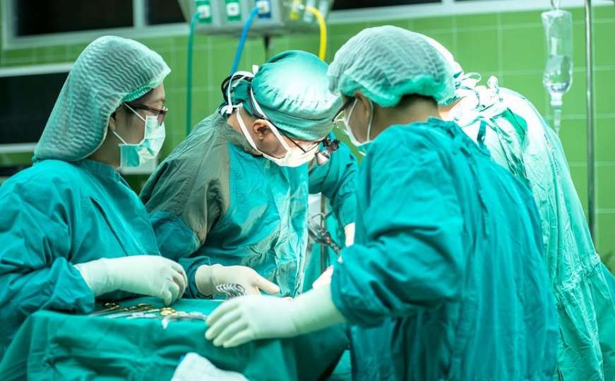 Znate li zašto hirurzi tokom operacija nose samo plave ili zelene uniforme