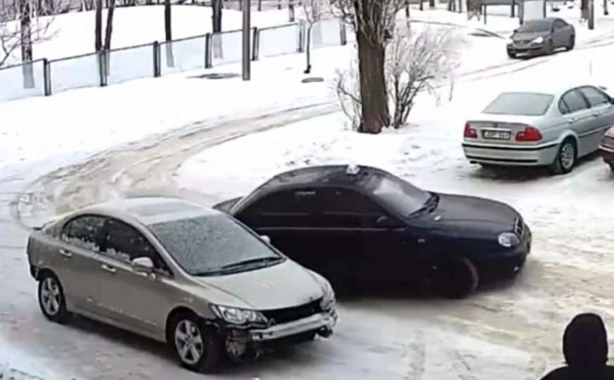 Ne parkiraj gdje stigneš: Pogledajte šta se dogodilo Hondi Civic