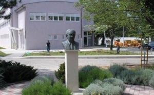 Položeno cvijeće na spomen-bistu Džemala Bijedića