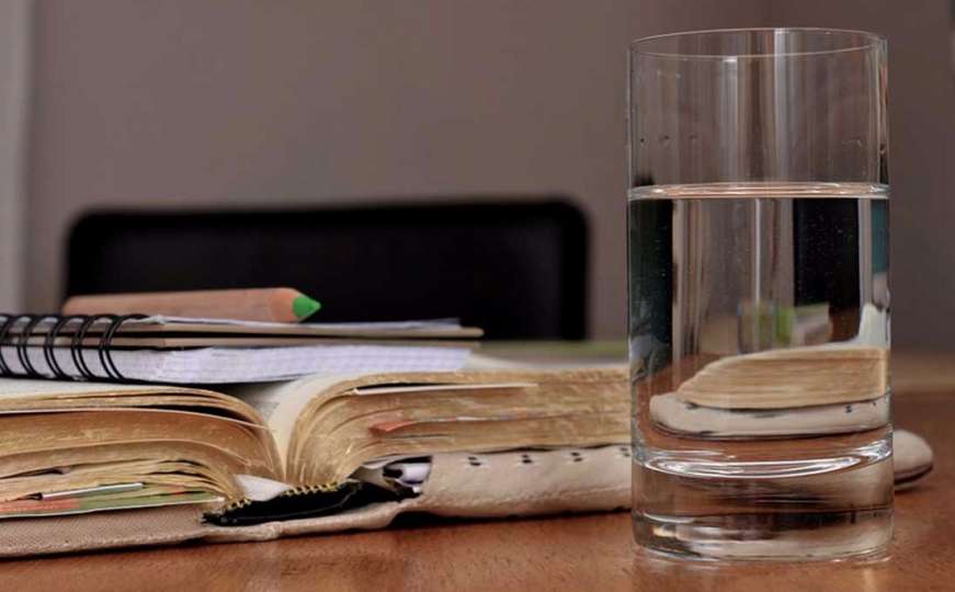 Zašto nije dobro piti vodu koja je preko noći odstajala u čaši