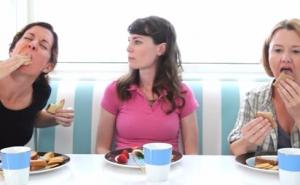 Mame odlučile oponašati svoje mališane dok jedu