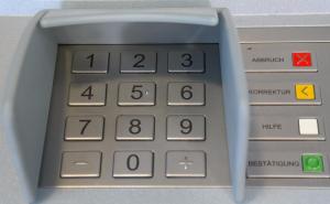 Pet znakova da je neko "namještao" bankomat: Mogu vam ukrasti PIN!