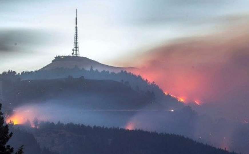 Stotine vatrogasaca bor se s požarom: Evakuirano više od 1.000 ljudi