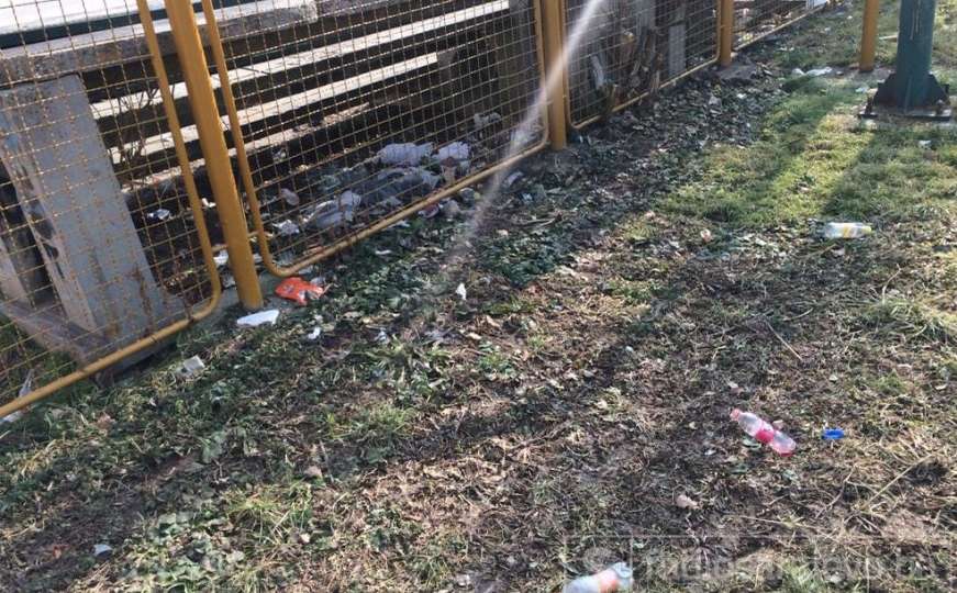 Grbavica: Nesavjesni građani bacaju smeće na školsko igralište