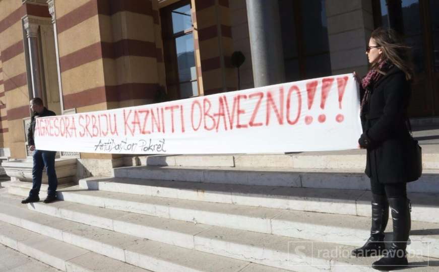 Transparent ispred Vijećnice povodom revizije tužbe protiv Srbije