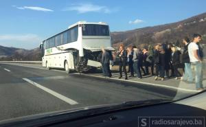 Saobraćajna nesreća na autoputu A-1: Sudarili se automobil i autobus