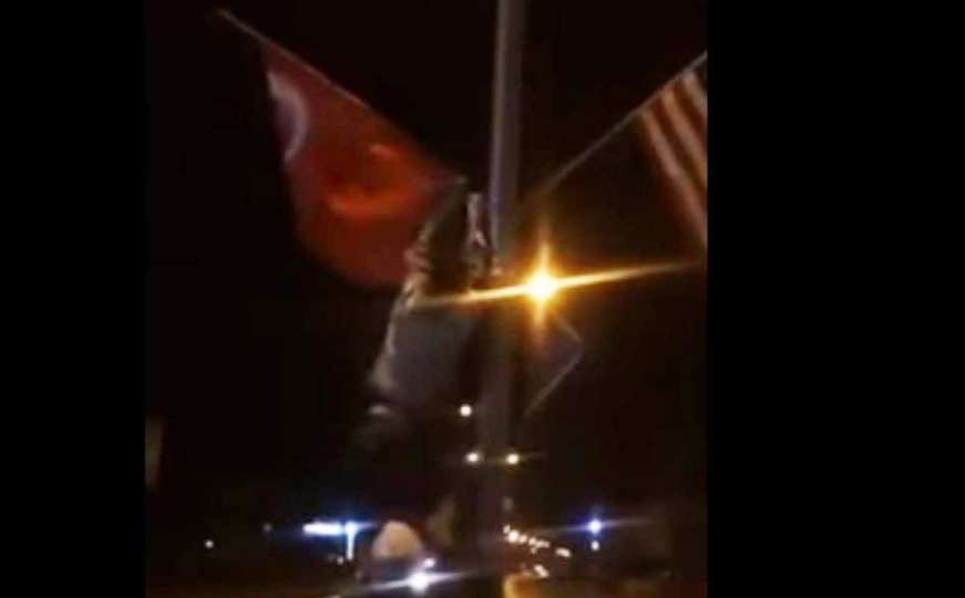 Prizren: Uhapšena trojica Albanca koja su gazili i pocijepali zastavu Turske