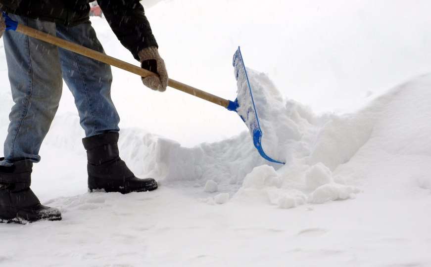 Čišćenje snijega nije vježba - evo kako može naškoditi vašem zdravlju