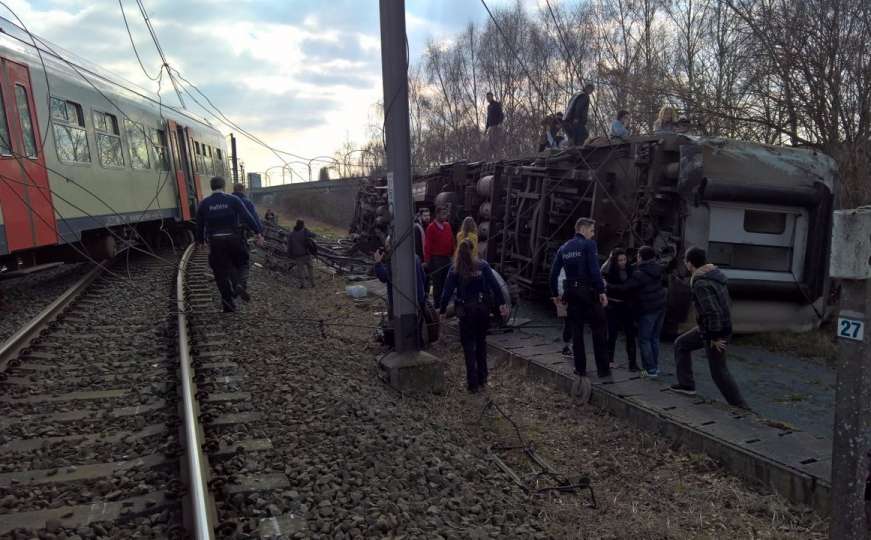 Voz iskočio iz šina: Poginula jedna, povrijeđeno oko 20 osoba