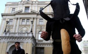 Trčanje za kruhom ispred Vječne vatre: Goran Ristić iznenadio Sarajlije