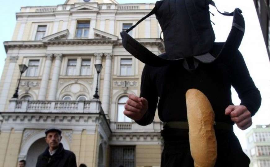 Trčanje za kruhom ispred Vječne vatre: Goran Ristić iznenadio Sarajlije