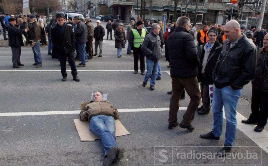 Saobraćaj i dalje blokiran: Radnici Željezare još uvijek ispred Vlade FBiH