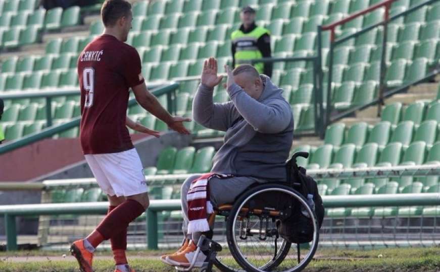 Odužili se vjernom navijaču: Mirza će FK Sarajevo bodriti u novim kolicima