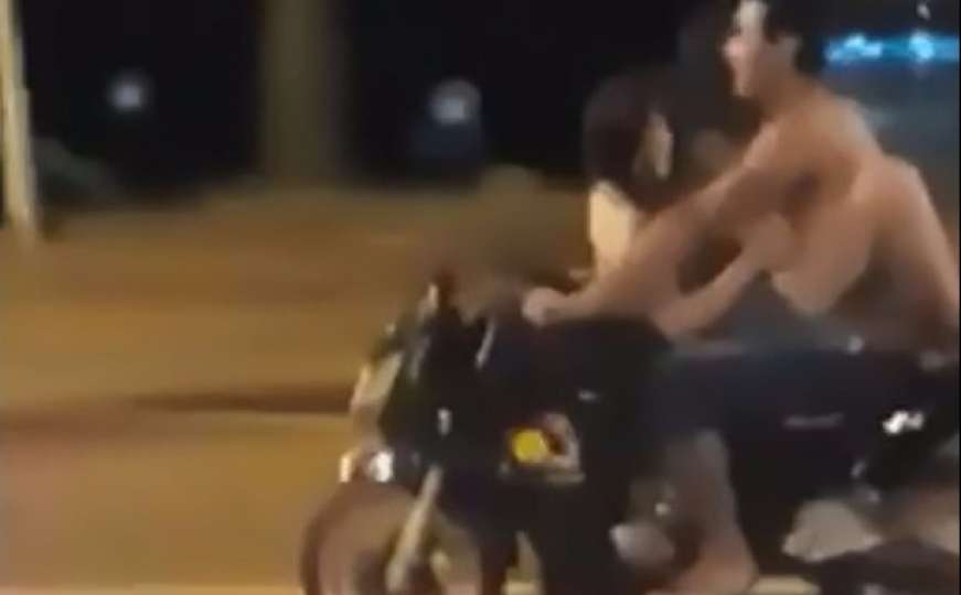Snimak para koji se seksao na motoru za vrijeme vožnje 