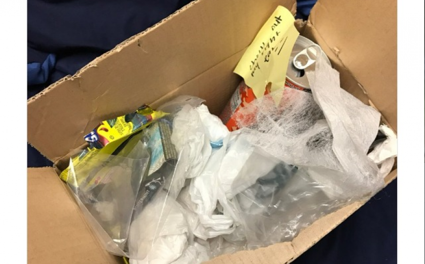 Student dobio od majke paket pun smeća u kojem je bilo i PISMO