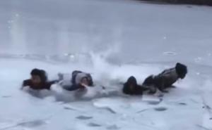 Htjeli da naprave selfie pa propali kroz led 