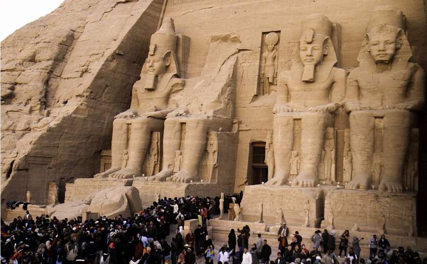 Fenomen osvjetljavanja kipova u hramu privukao turiste iz cijelog svijeta