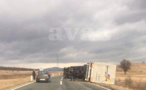 Magistralna cesta M-15: Jak vjetar prevrnuo kamion, uviđaj u toku