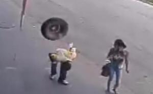 Muškarac povrijeđen - šetao, a onda ga u glavu udarila automobilska guma