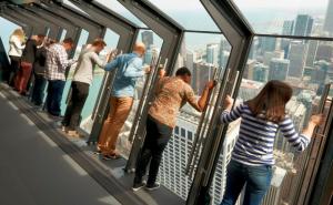 Da li biste se usudili proviriti kroz prozor koji se naginje s 94. sprata