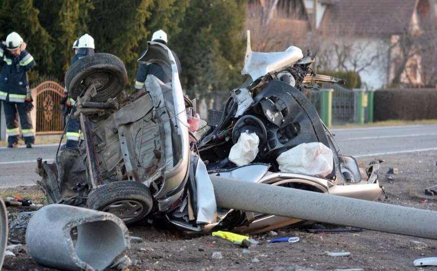 Poginuo vozač automobila: Udario u stub, vozilo potpuno smrskano 