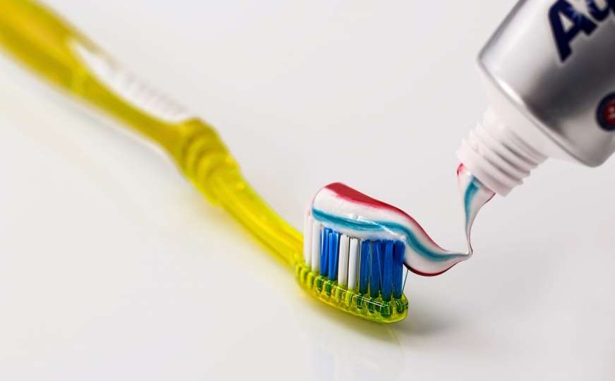 Šta tri boje na pasti za zube znače i zašto su bitne 