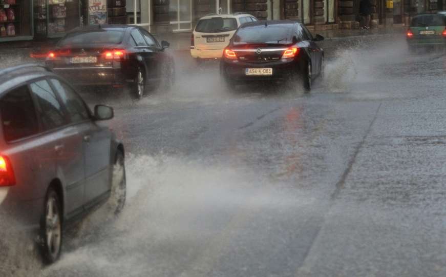 Jako nevrijeme pogodilo Zenicu: Vjetar i kiša otežavali građanima kretanje