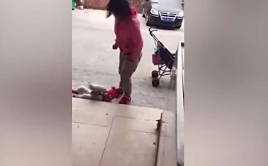 Uznemirujući snimak: Majka udara bebu nogom, jer je plakala