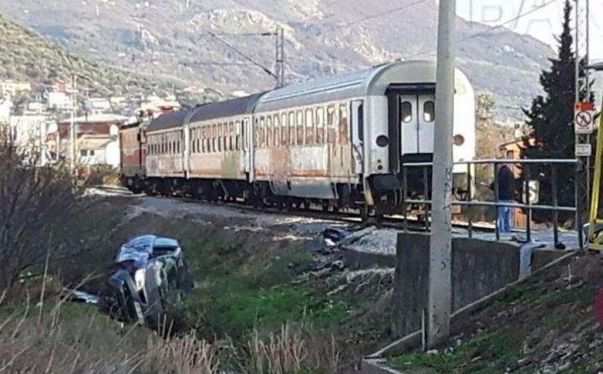 Tragedija: Voz udario u automobil, poginuo trogodišnjak