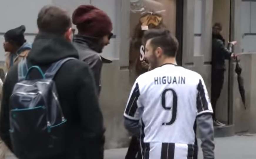 Ovo je hrabrost: Šetao kroz Napulj u dresu Juventusa s Higuainovom "devetkom"
