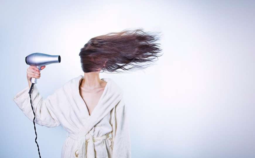 Fen i peškiri je uništavaju: Zašto bi kosu trebali sušiti toalet-papirom?