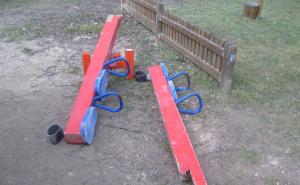 Sramota: Vandali u Bosanskoj Krupi uništili dječije igralište u Malim adama