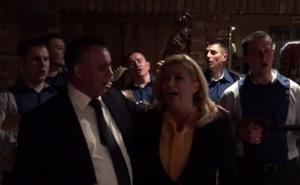 Kada se Kolinda 'opusti' i zapjeva 'Uzalud vam trud svirači' s tamburašima