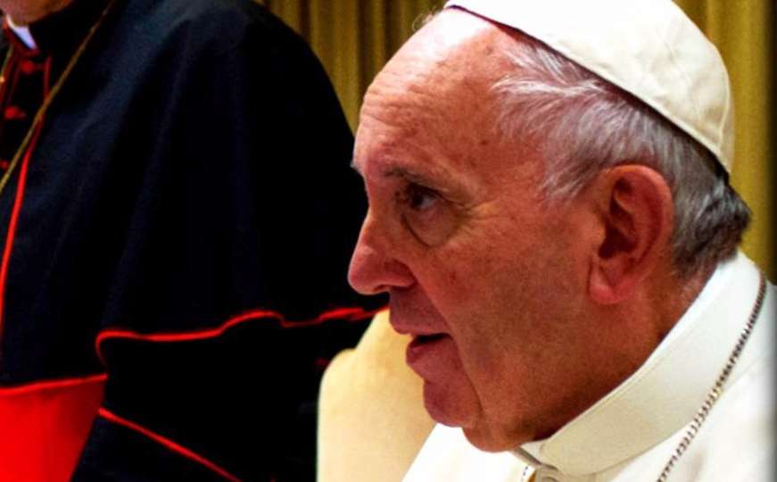 Papa Franjo: Vjernici, koristite Bibliju koliko i mobitele, čitajte poruke Boga