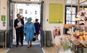 Kad kraljica Elizabeta šalje signale da joj je dosadno na sastanku