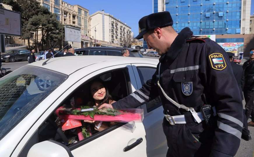 Policajci zaustavljali žene i poklanjali cvijeće
