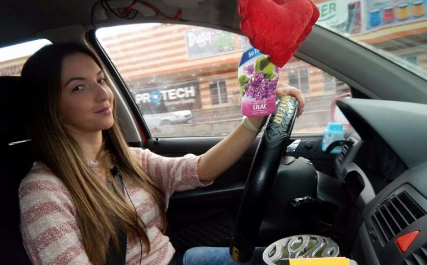 Admira je jedina dama u Tuzli koja vozi taksi