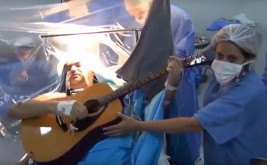 Muškarac svirao gitaru i telefonirao ženi dok su mu hirurzi operirali mozak