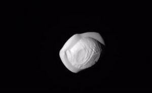 Otkriven Saturnov satelit neobičnog oblika