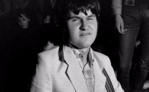 Divlje jagode, Disciplina kičme, Elvis J. Kurtović