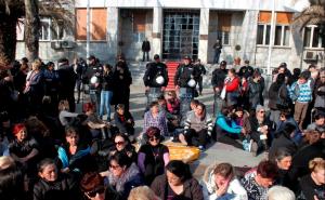 Majke koje protestuju počele štrajk glađu ispred Skupštine Crne Gore